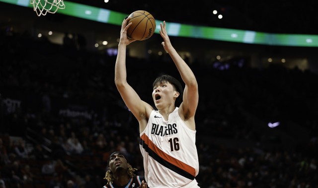 九游娱乐官方平台-给个机会呗！上半场开拓者落后17分 杨瀚森暂时未获得上场机会