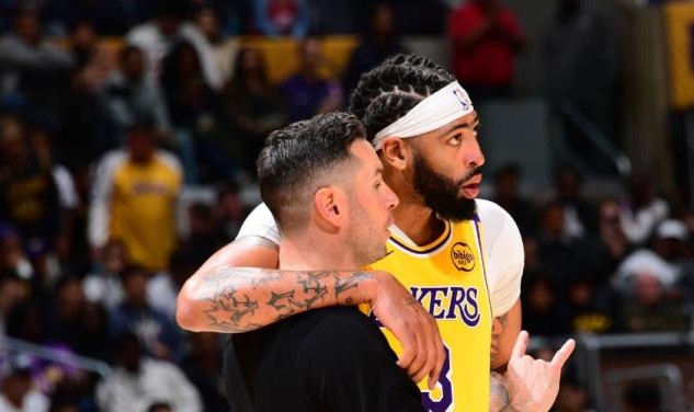 九游娱乐网页版-雷迪克变阵止跌！拉塞尔打替补盘活湖人板凳