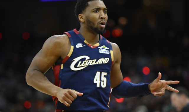 持续稳定输出！米切尔半场10中5&amp;三分5中2拿到12分4助攻