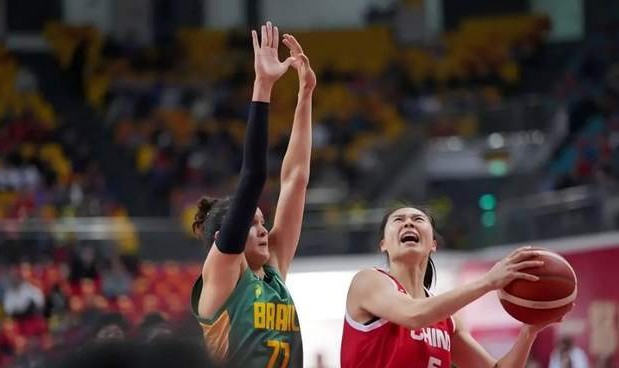 九游娱乐官网-打的啥呀？女篮加时险胜巴西，王思雨+刘禹彤合砍30分，多人打铁